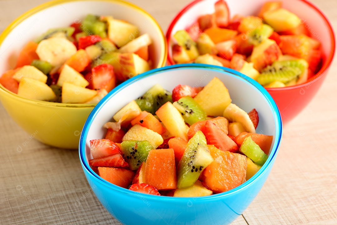 Salada de frutas em tigelas coloridas