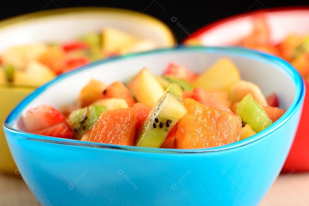 Salada de frutas em tigelas coloridas
