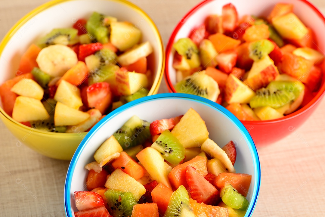 Salada de frutas em tigelas coloridas