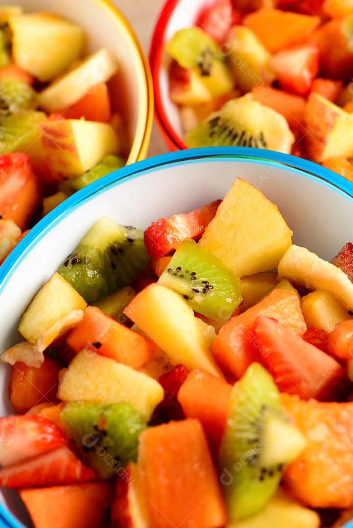 Salada de frutas em tigelas coloridas