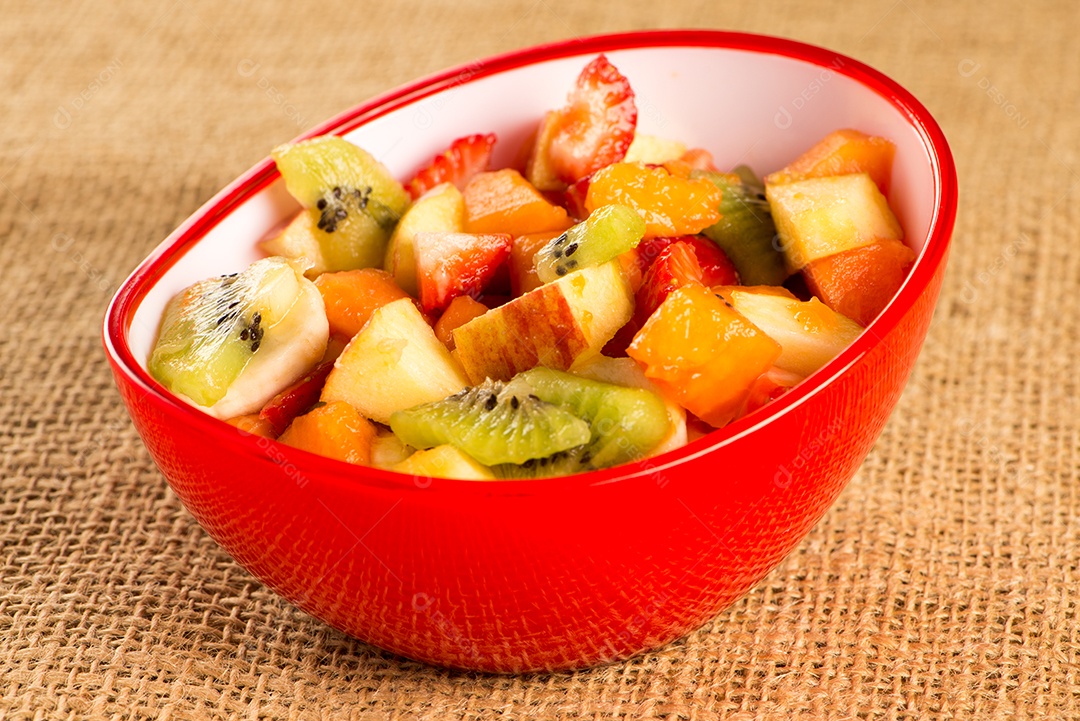 Salada de frutas em tigelas coloridas