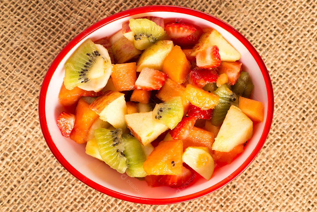 Salada de frutas em tigelas coloridas