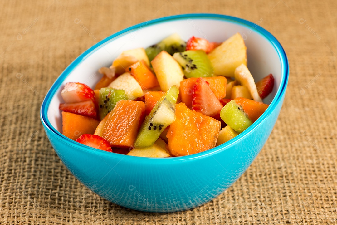 Salada de frutas em tigelas coloridas
