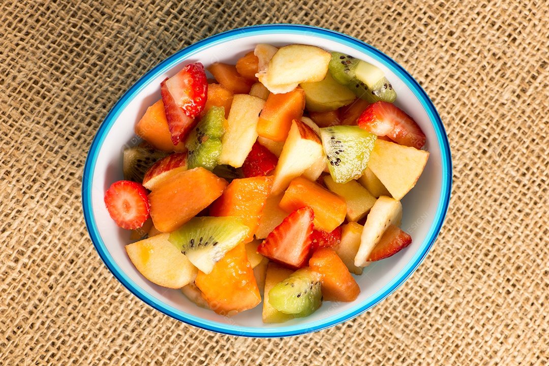 Salada de frutas em tigelas coloridas