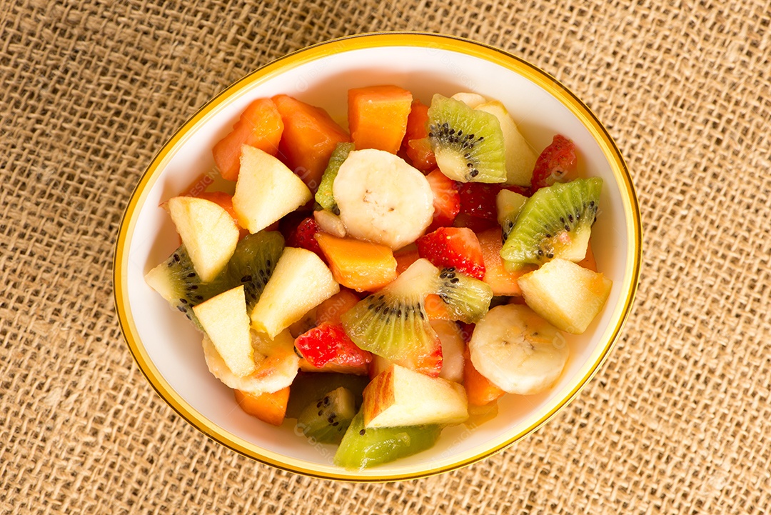 Salada de frutas em tigelas coloridas