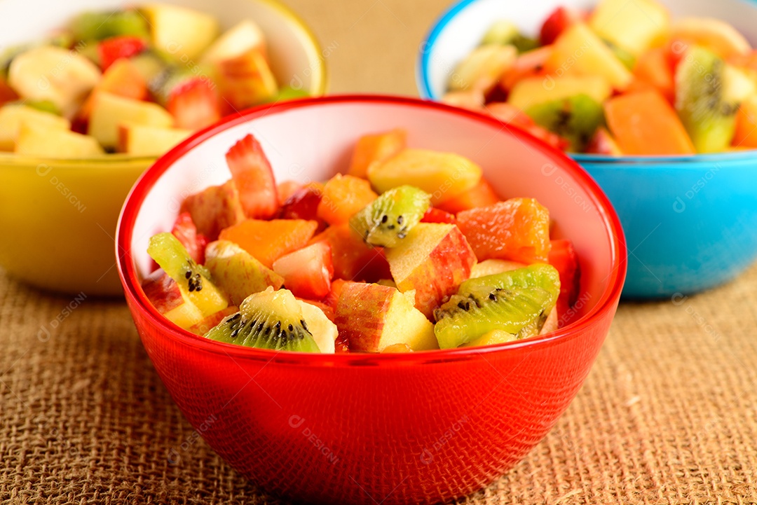 Salada de frutas em tigelas coloridas