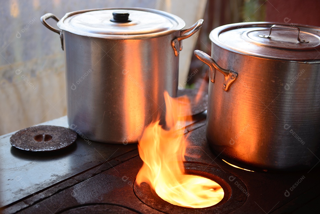 Panelas de alumínio no fogão a lenha