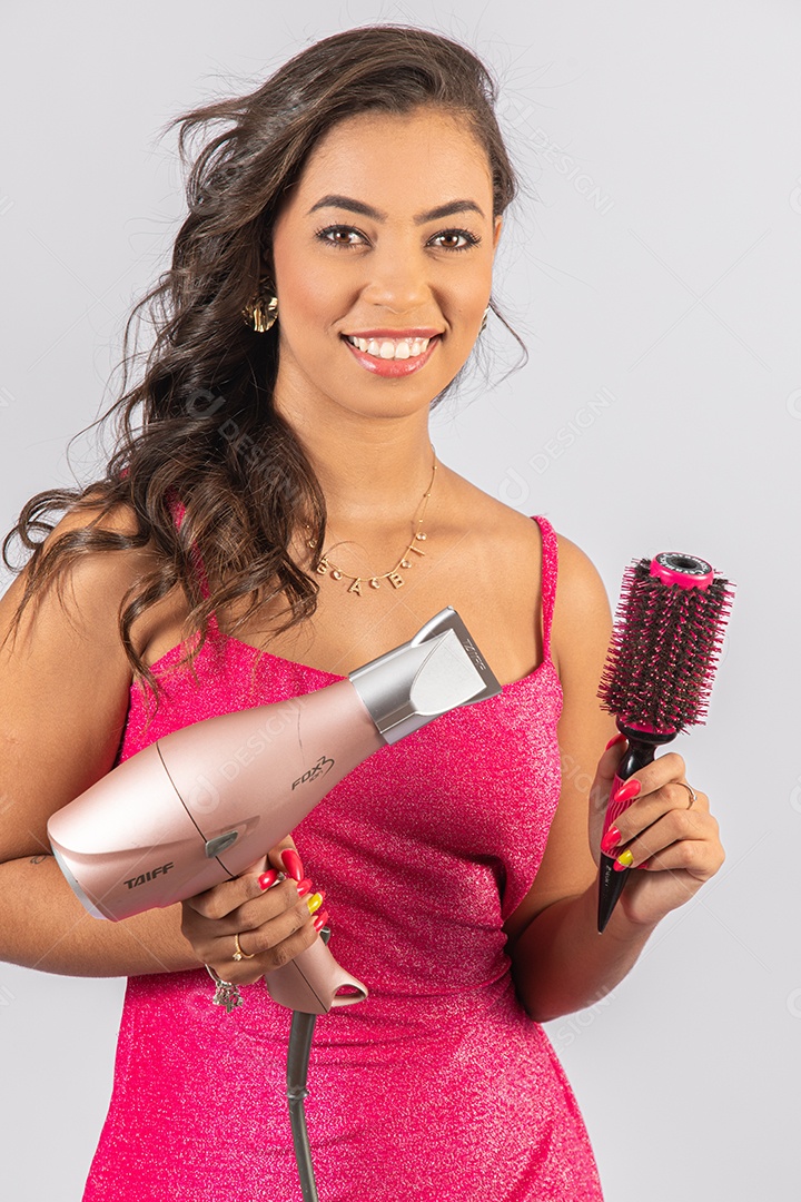 Linda mulher bonita jovem um secador e escova sobre fundo isolado