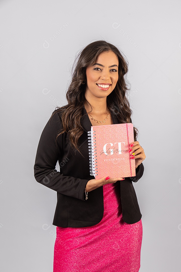 Linda mulher bonita jovem segurando livro sobre fundo isolado