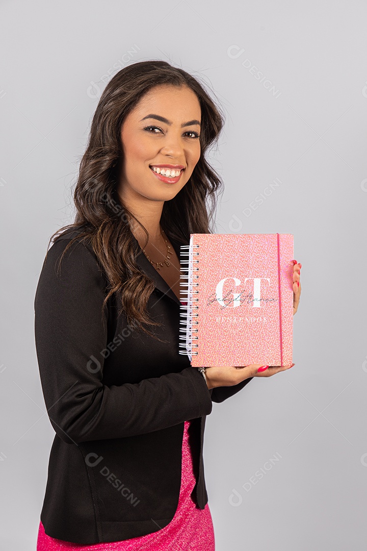 Linda mulher bonita jovem segurando livro sobre fundo isolado