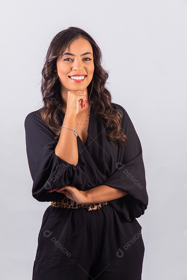 Linda mulher bonita jovem sobre fundo isolado