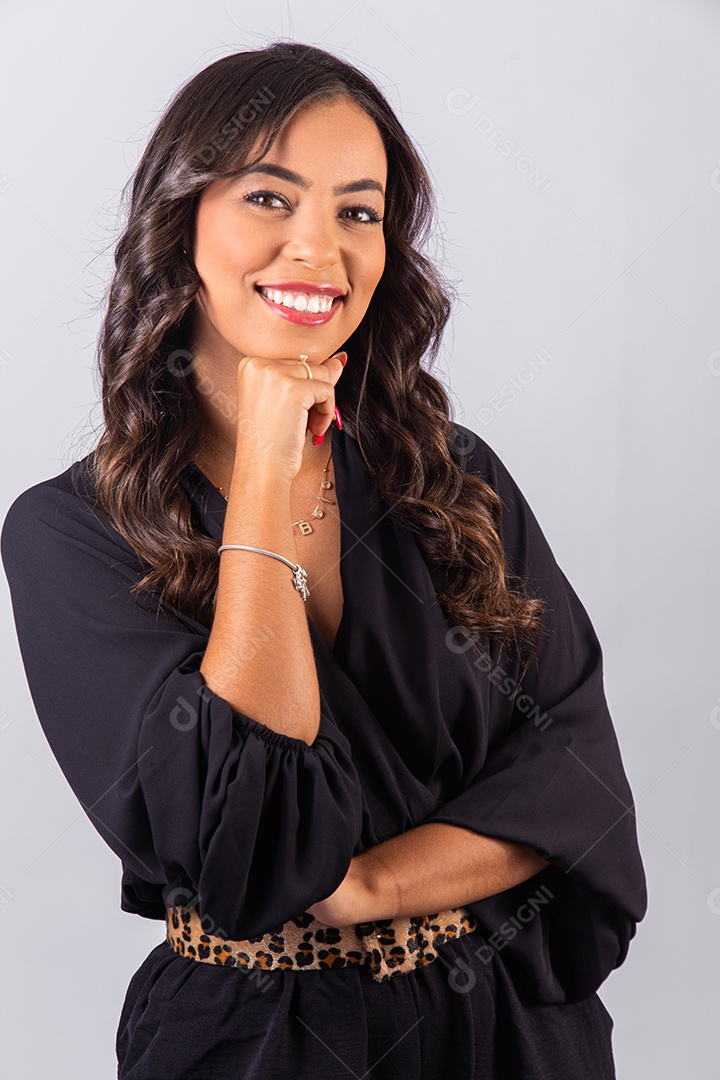 Linda mulher bonita jovem sobre fundo isolado