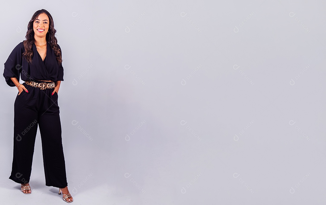 Linda mulher bonita jovem sobre fundo isolado