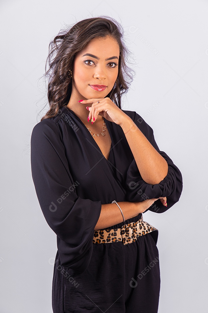 Linda mulher bonita jovem sobre fundo isolado