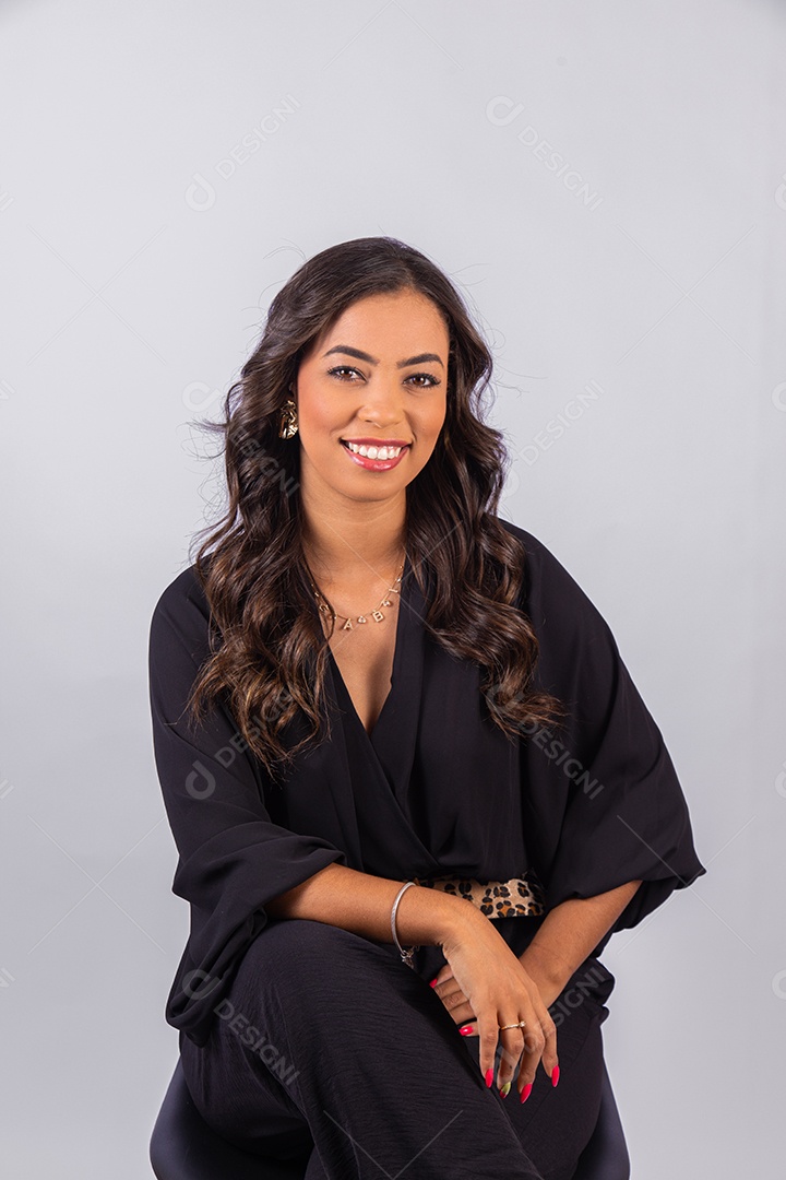 Linda mulher jovem segurando notebook sobre fundo isolado branco