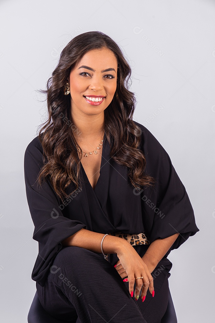 Linda mulher jovem segurando notebook sobre fundo isolado branco