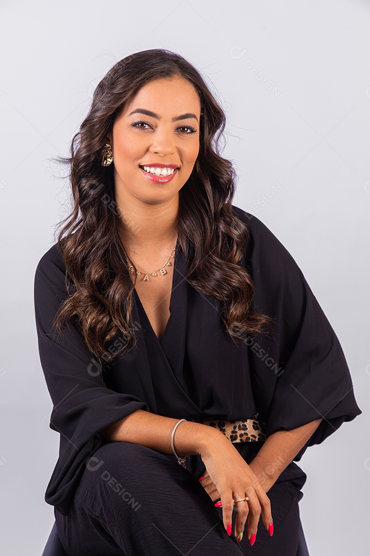 Linda mulher jovem segurando notebook sobre fundo isolado branco