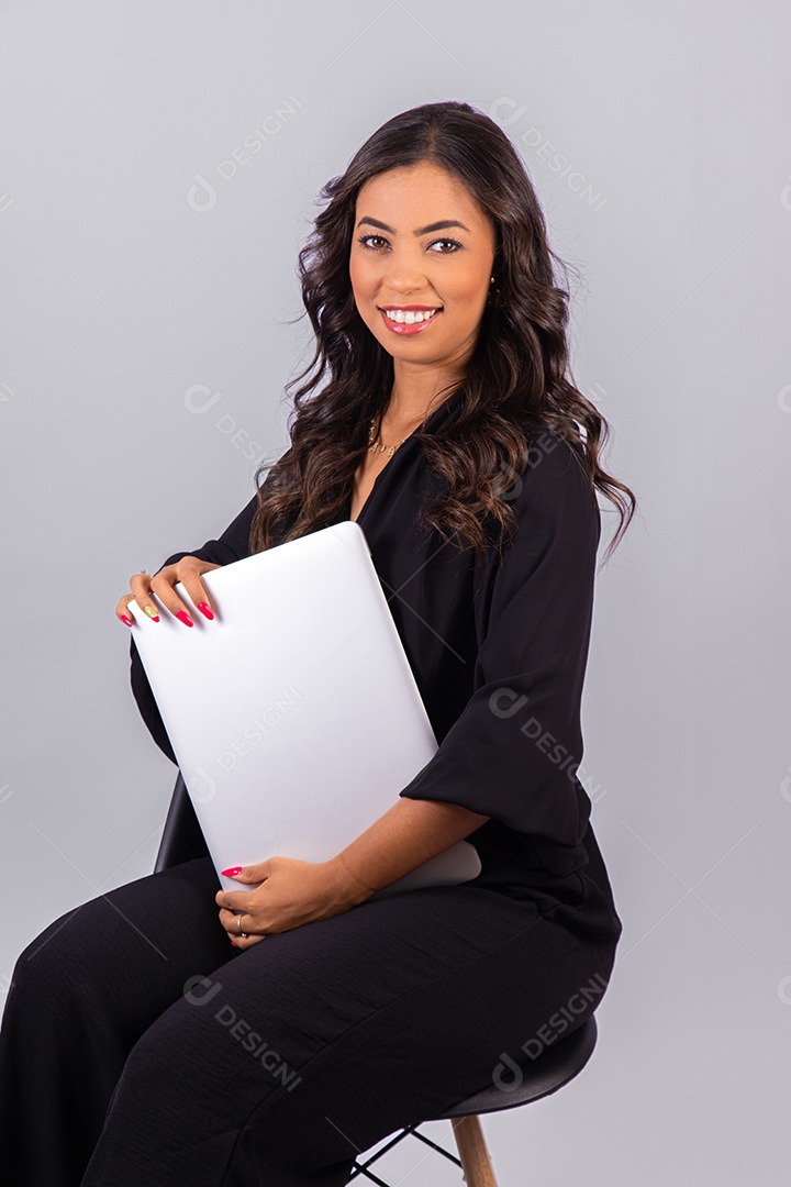 Linda mulher jovem segurando notebook sobre fundo isolado branco