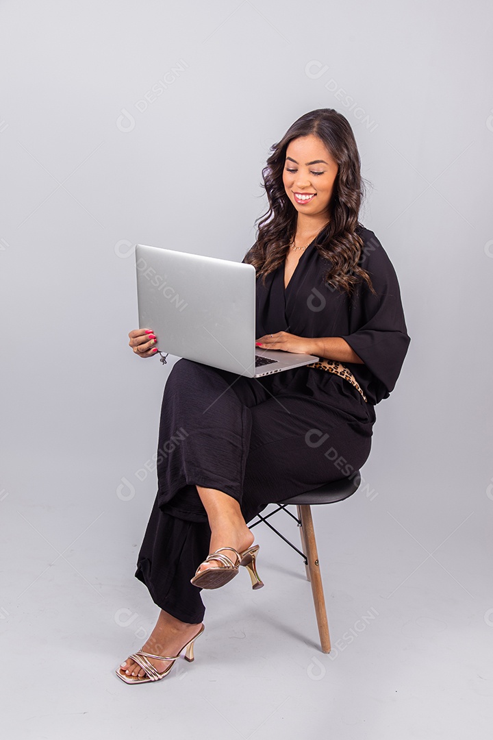 Linda mulher jovem garota segurando notebook sobre fundo isolado branco