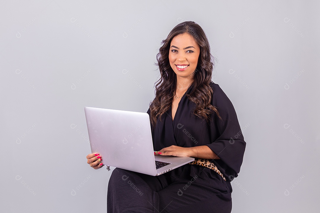 Linda mulher jovem garota segurando notebook sobre fundo isolado branco
