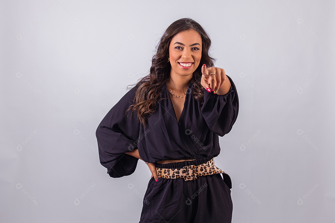 Linda mulher jovem garota sobre fundo isolado branco