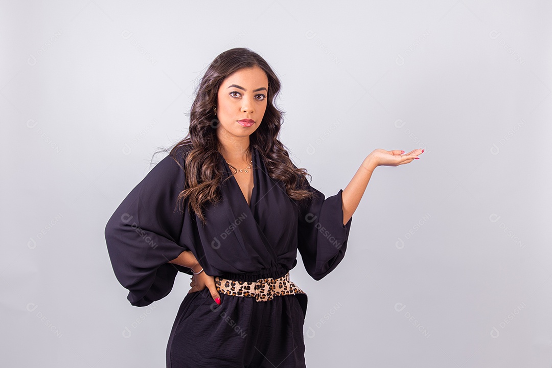 Linda mulher jovem garota sobre fundo isolado branco