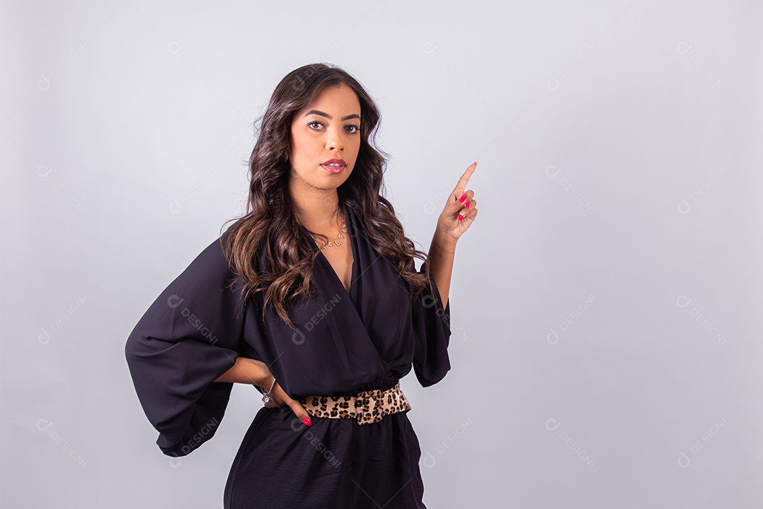 Linda mulher jovem garota sobre fundo isolado branco