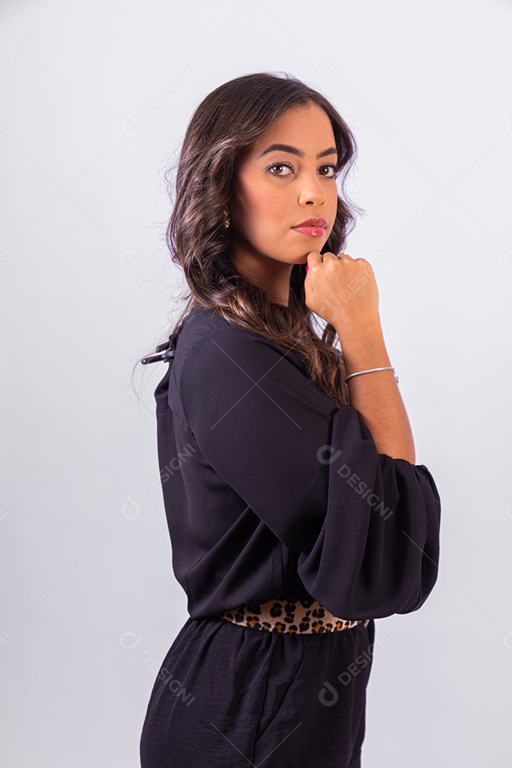 Linda mulher jovem garota sobre fundo isolado branco