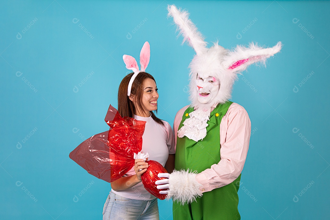 Mulher ao lado de coelho da páscoa sobre fundo isolado