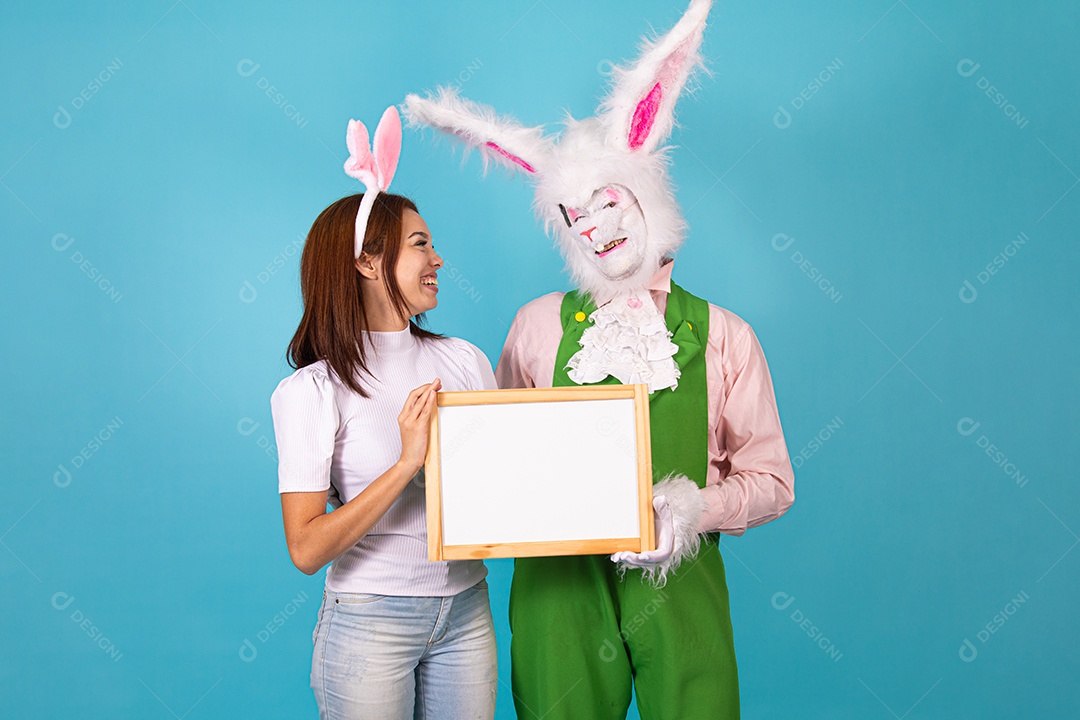 Mulher ao lado de coelho da páscoa sobre fundo isolado