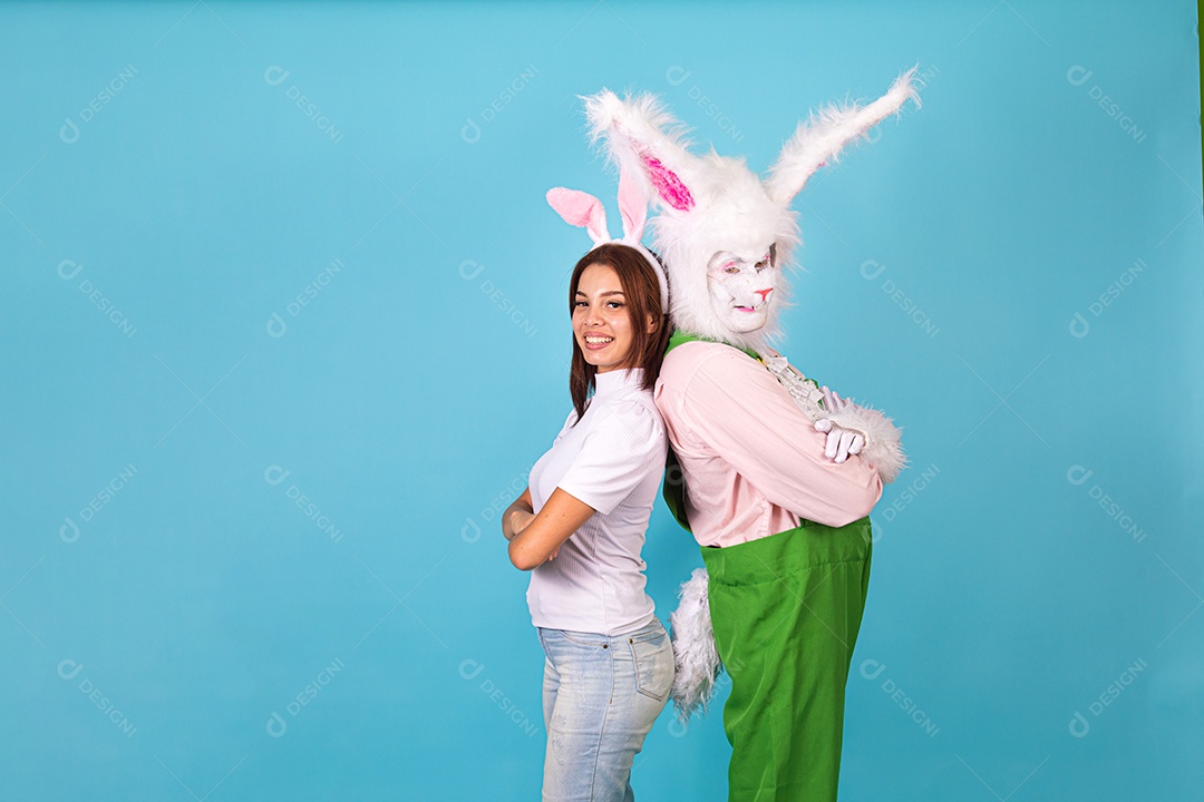 Mulher ao lado de coelho da páscoa sobre fundo isolado