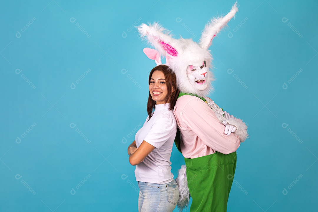 Mulher ao lado de coelho da páscoa sobre fundo isolado