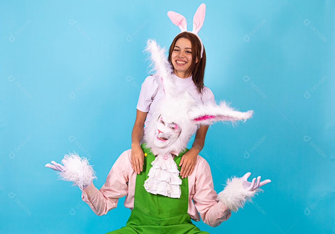 Mulher ao lado de coelho da páscoa sobre fundo isolado