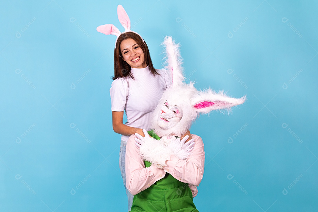 Mulher ao lado de coelho da páscoa sobre fundo isolado