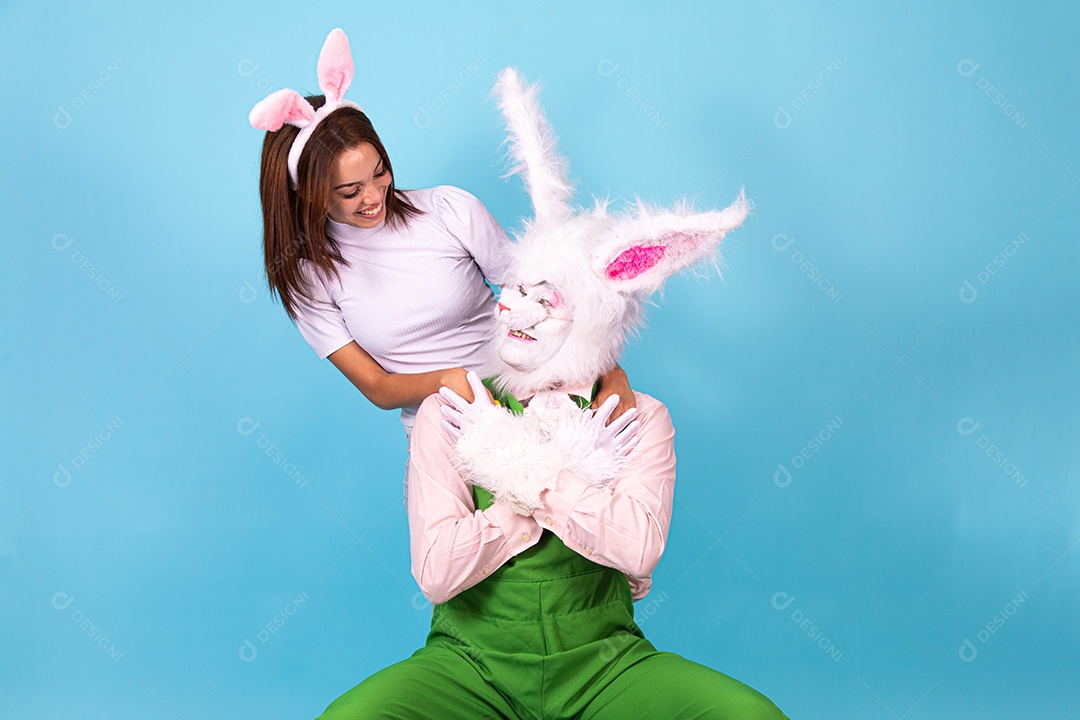 Mulher ao lado de coelho da páscoa sobre fundo isolado