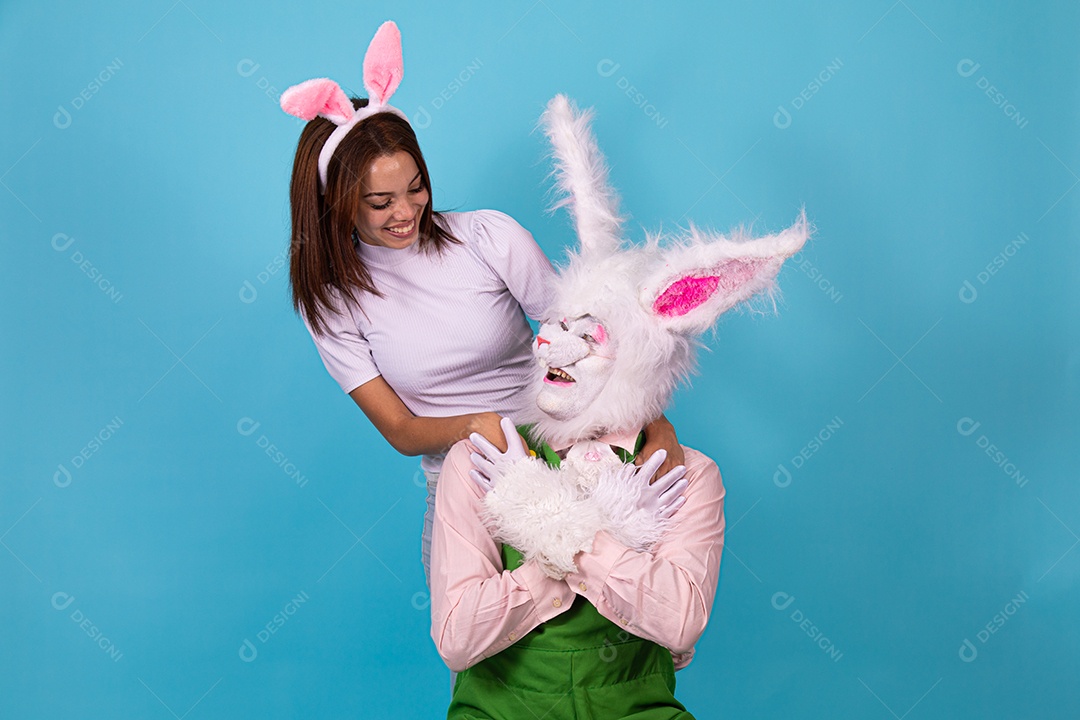 Mulher ao lado de coelho da páscoa sobre fundo isolado