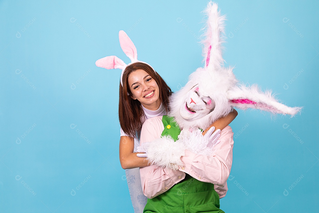 Mulher ao lado de coelho da páscoa sobre fundo isolado