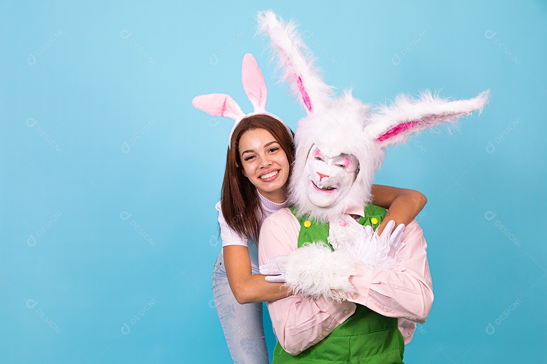 Mulher ao lado de coelho da páscoa sobre fundo isolado