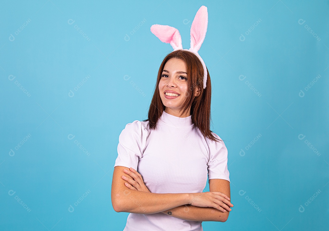 Mulher fantasiada de coelho páscoa