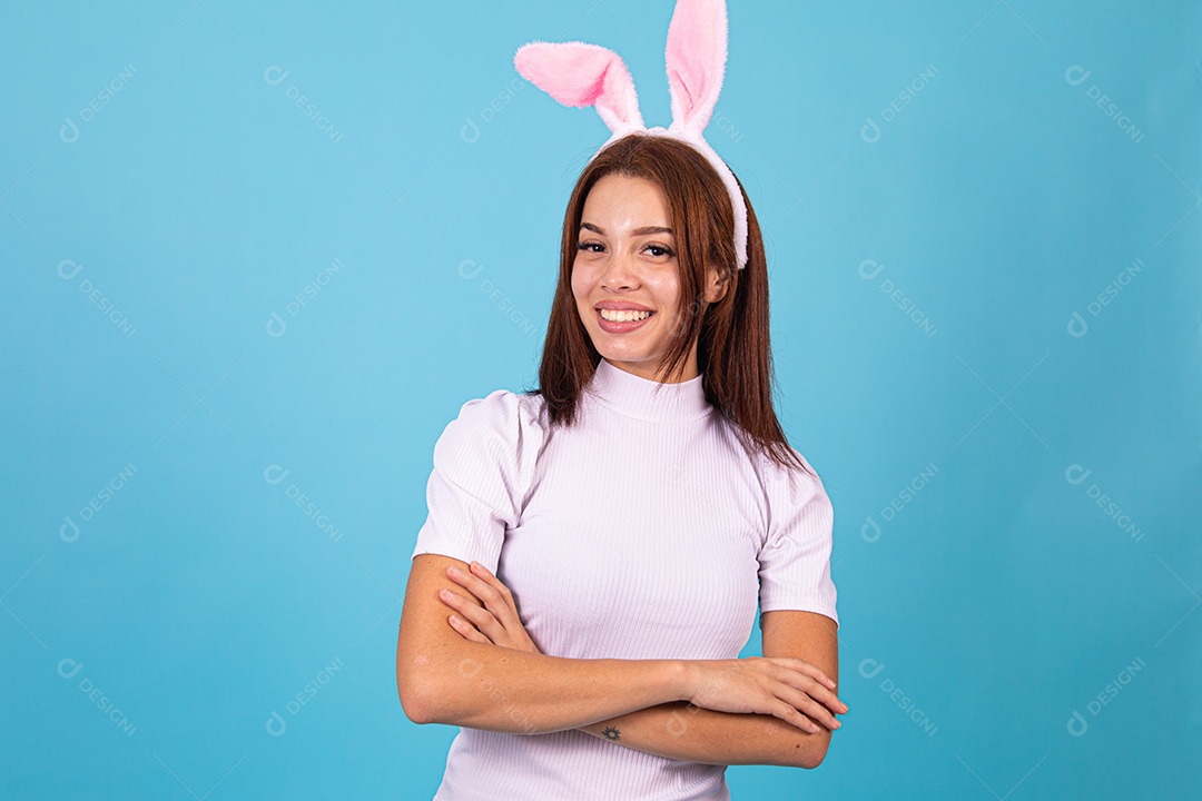 Mulher fantasiada de coelho páscoa