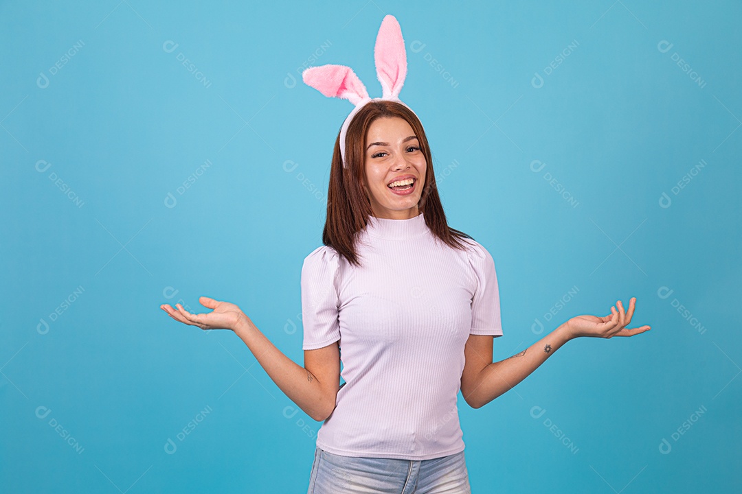 Mulher fantasiada de coelho páscoa segurando ovos de páscoa