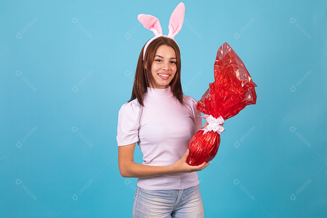 Mulher fantasiada de coelho páscoa segurando ovos de páscoa