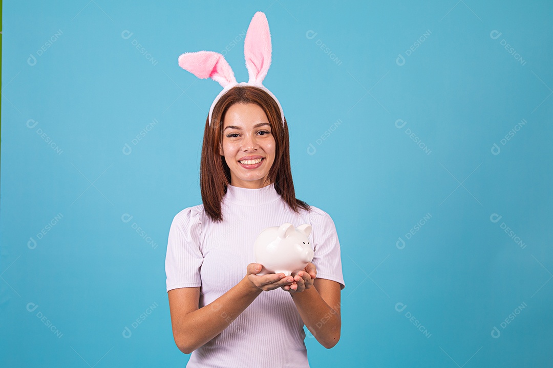 Mulher fantasiada de coelho páscoa