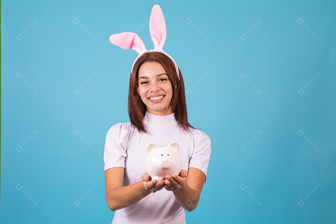 Mulher fantasiada de coelho páscoa