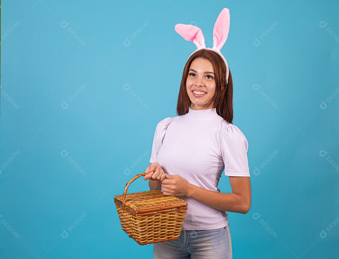 Mulher fantasiada de coelho páscoa segurando cesta
