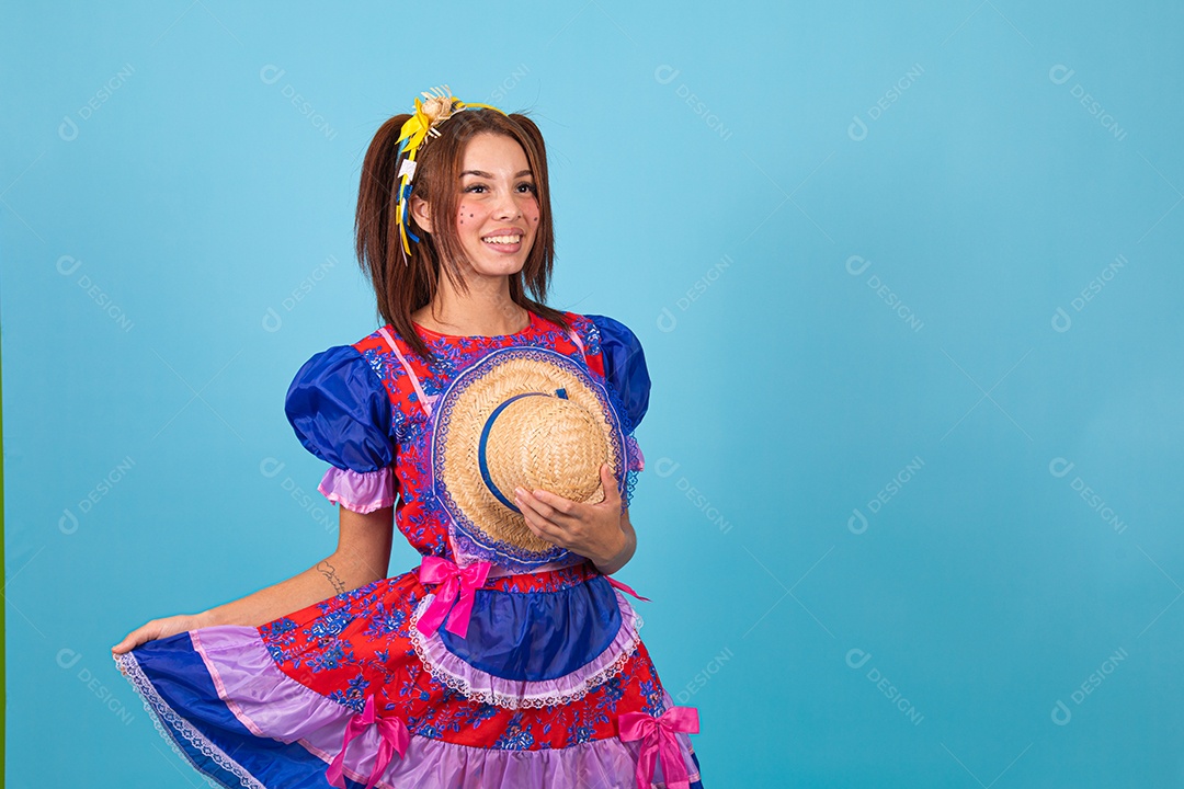 Mulher jovem fantasiada celebrando festas juninas