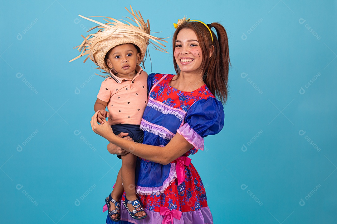 Mãe e seu filho fantasiado de São João