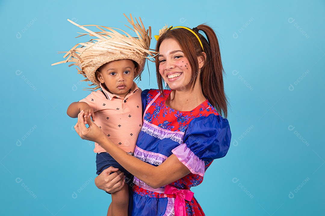 Mãe e seu filho fantasiados de São João