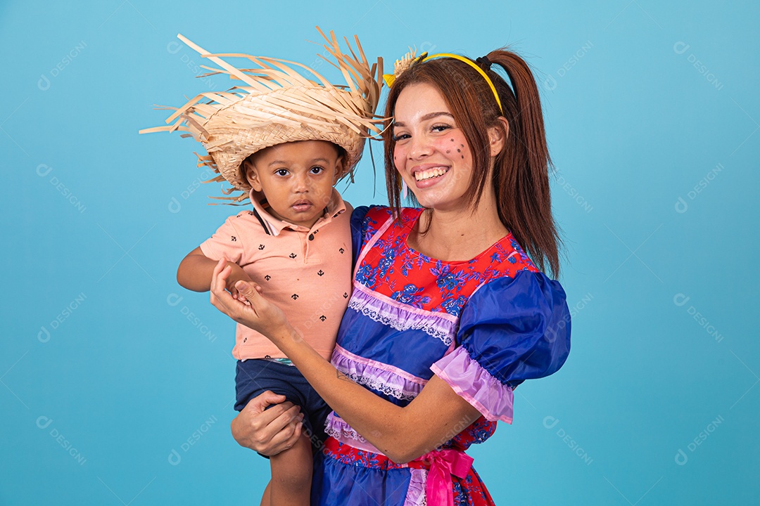 Mãe e seu filho fantasiados de São João