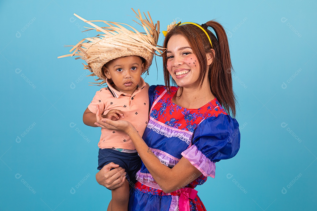 Mãe e seu filho fantasiados de São João